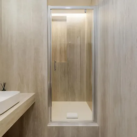 Splendid With Ac In Champs Elysees For 4pax