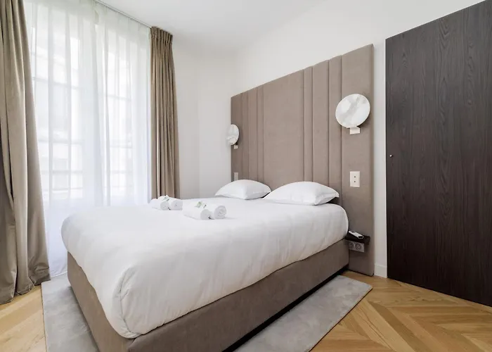 Splendid With Ac In Champs élysées For 4pax